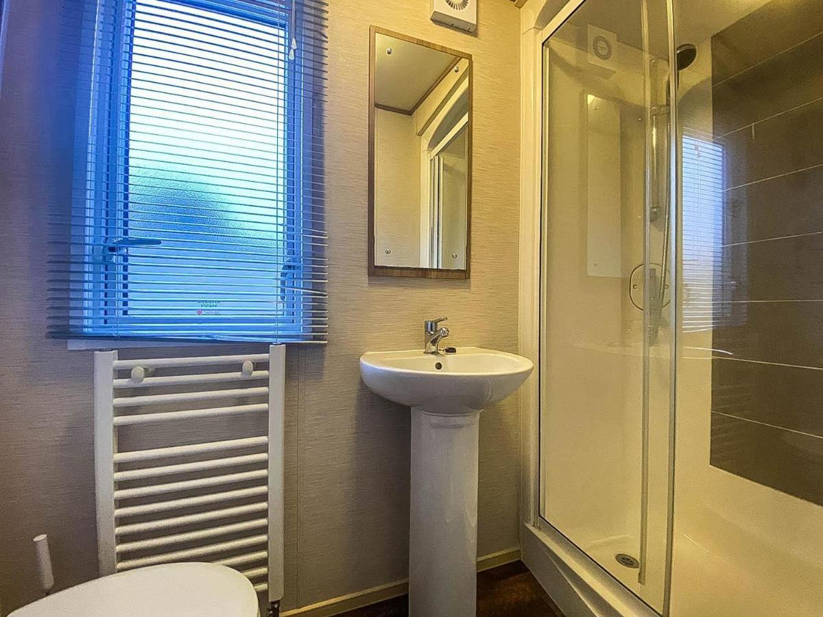 Hotel Lovely 6 Berth Caravan With Decking And Wifi In Kent, Ref 47017C Whitstable Esterno foto