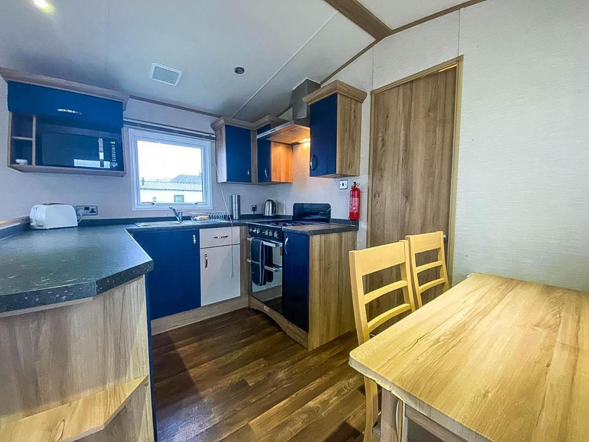 Hotel Lovely 6 Berth Caravan With Decking And Wifi In Kent, Ref 47017C Whitstable Esterno foto