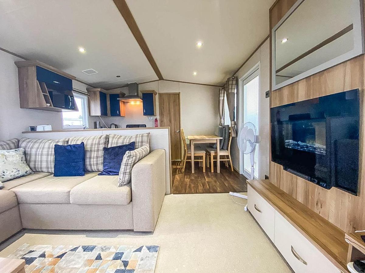 Hotel Lovely 6 Berth Caravan With Decking And Wifi In Kent, Ref 47017C Whitstable Esterno foto