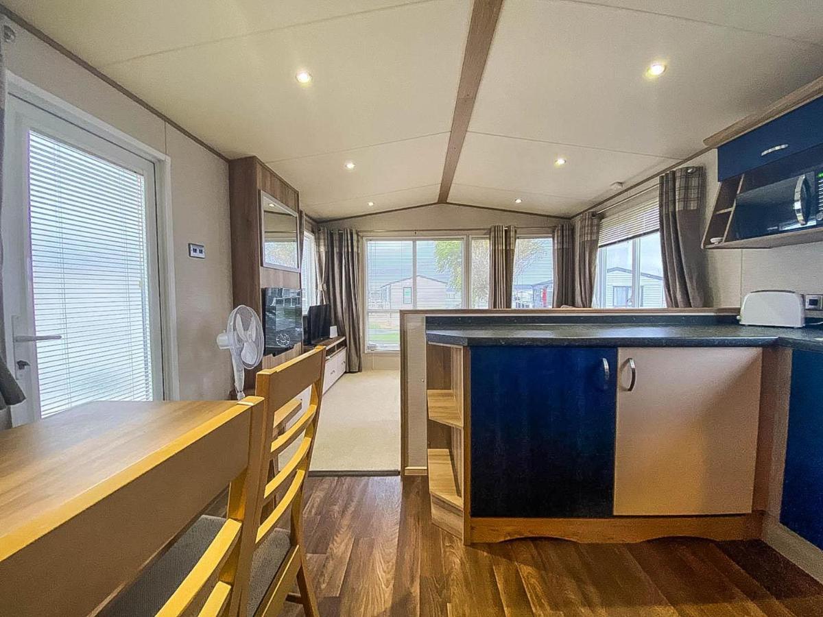 Hotel Lovely 6 Berth Caravan With Decking And Wifi In Kent, Ref 47017C Whitstable Esterno foto
