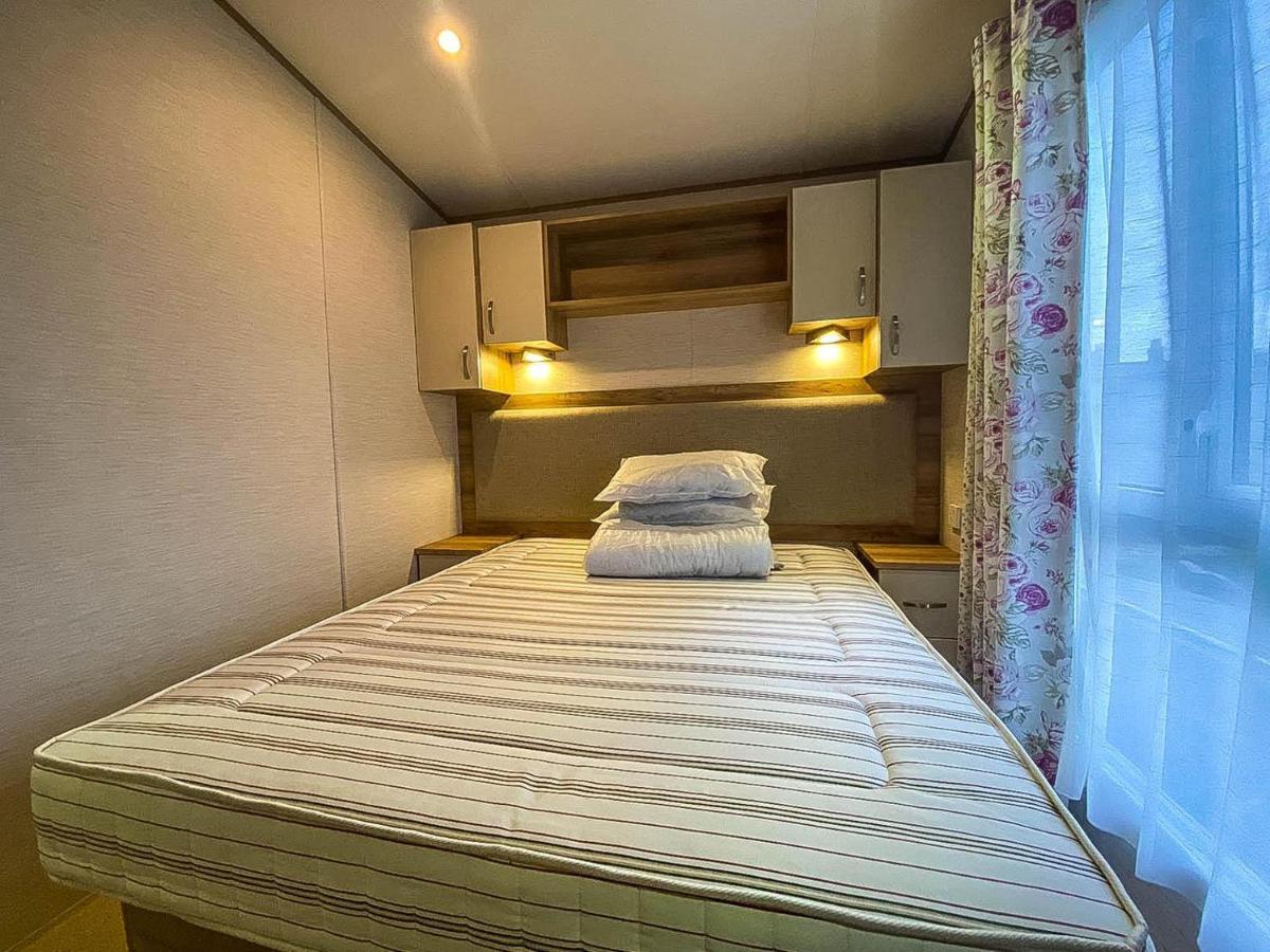 Hotel Lovely 6 Berth Caravan With Decking And Wifi In Kent, Ref 47017C Whitstable Esterno foto