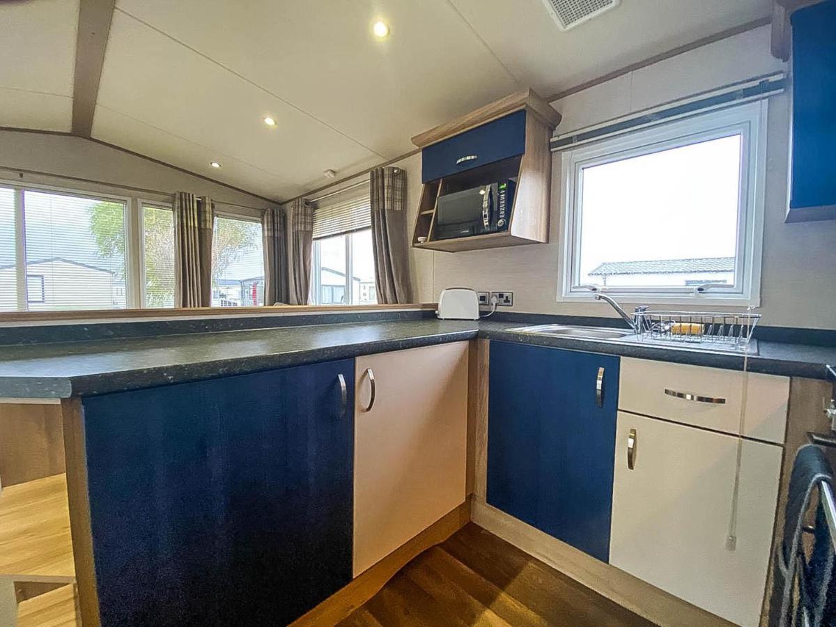 Hotel Lovely 6 Berth Caravan With Decking And Wifi In Kent, Ref 47017C Whitstable Esterno foto