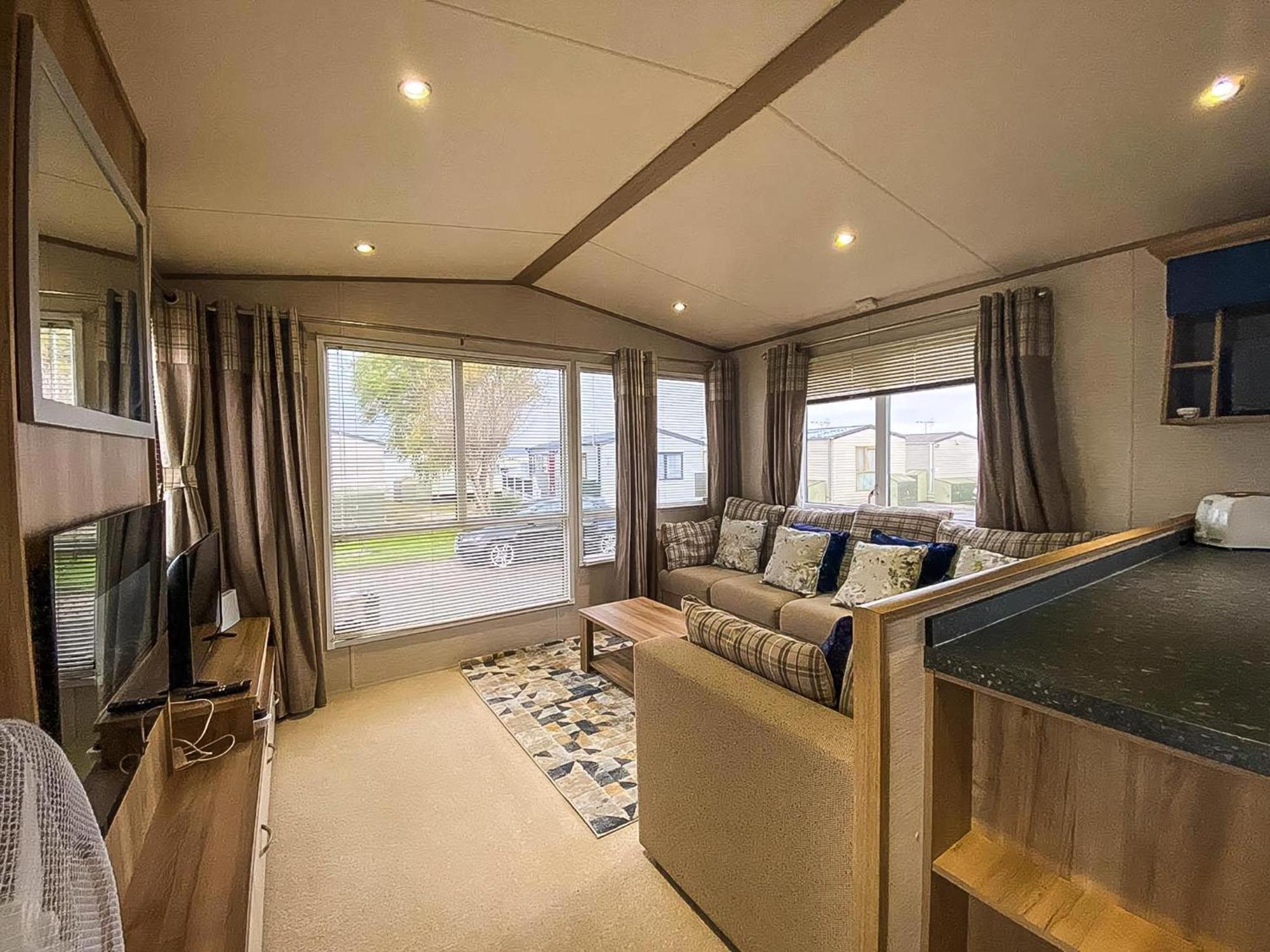 Hotel Lovely 6 Berth Caravan With Decking And Wifi In Kent, Ref 47017C Whitstable Esterno foto