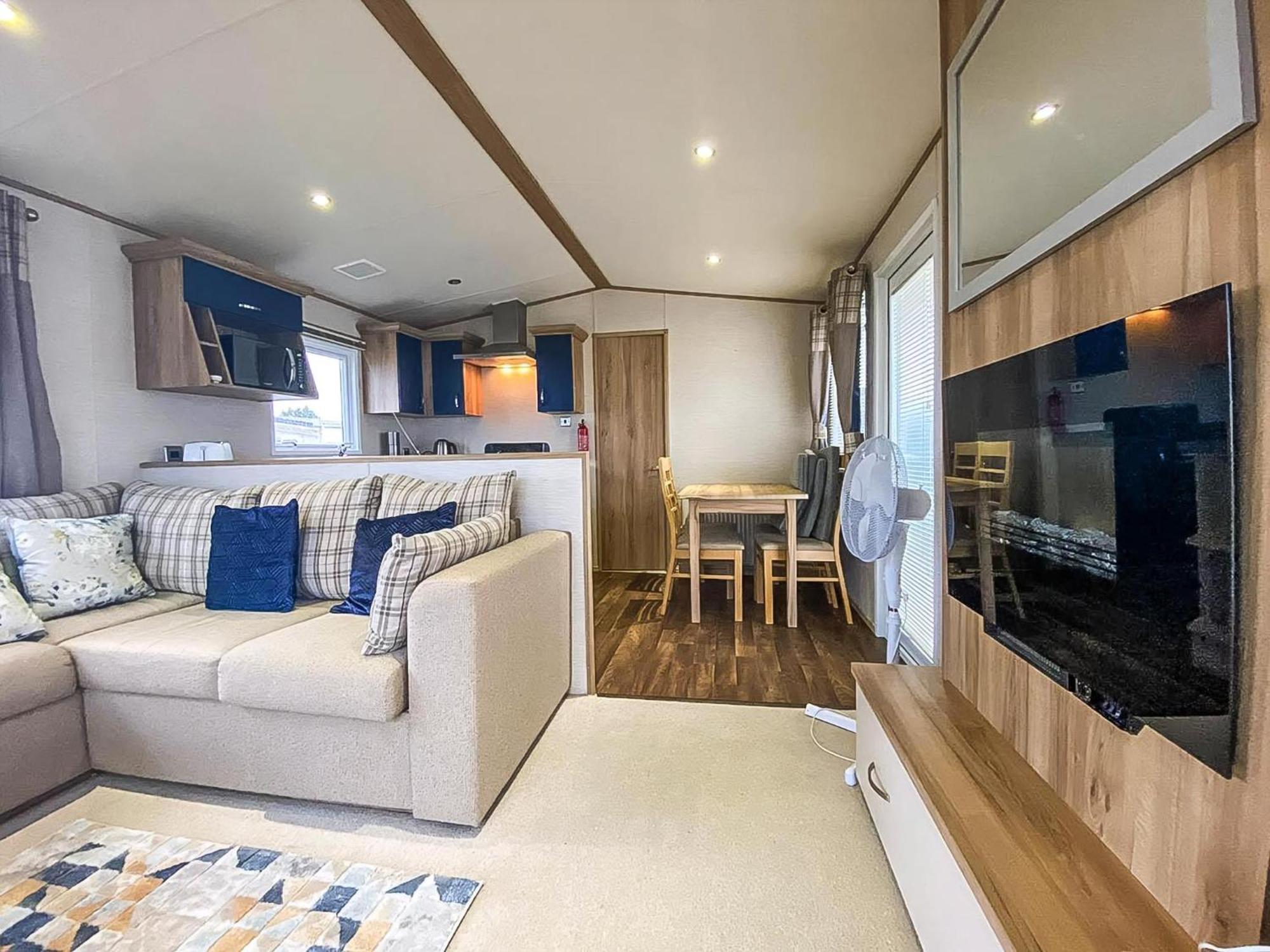 Hotel Lovely 6 Berth Caravan With Decking And Wifi In Kent, Ref 47017C Whitstable Esterno foto
