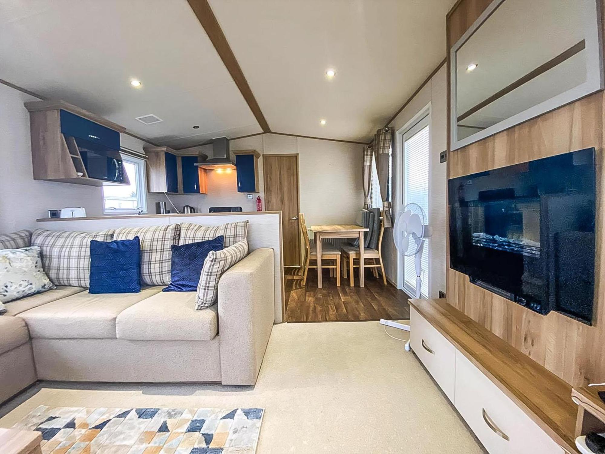 Hotel Lovely 6 Berth Caravan With Decking And Wifi In Kent, Ref 47017C Whitstable Esterno foto