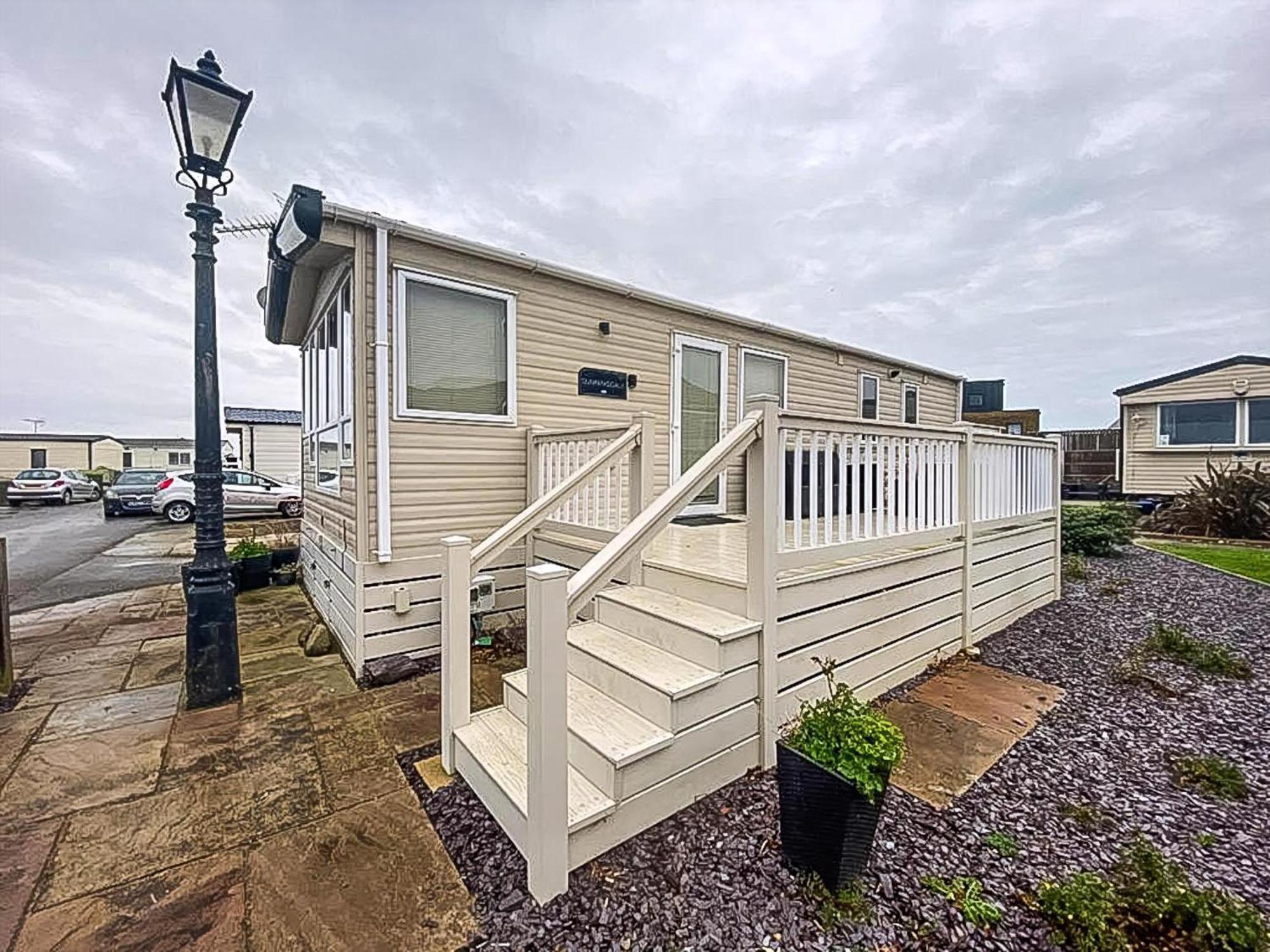 Hotel Lovely 6 Berth Caravan With Decking And Wifi In Kent, Ref 47017C Whitstable Esterno foto