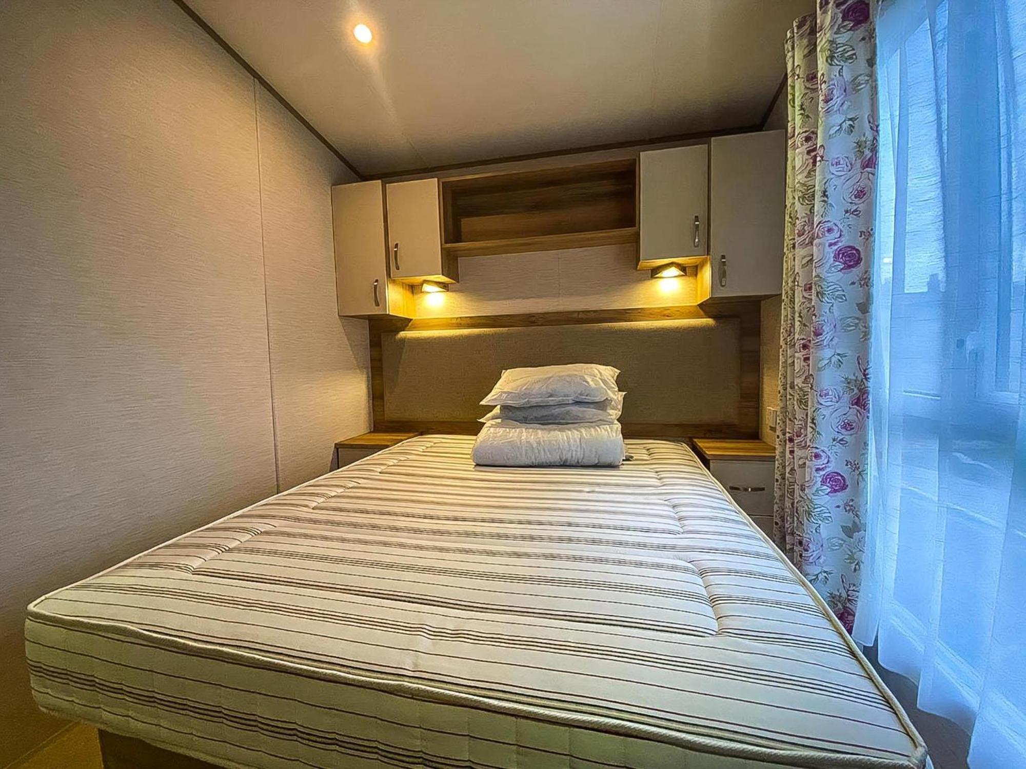 Hotel Lovely 6 Berth Caravan With Decking And Wifi In Kent, Ref 47017C Whitstable Esterno foto