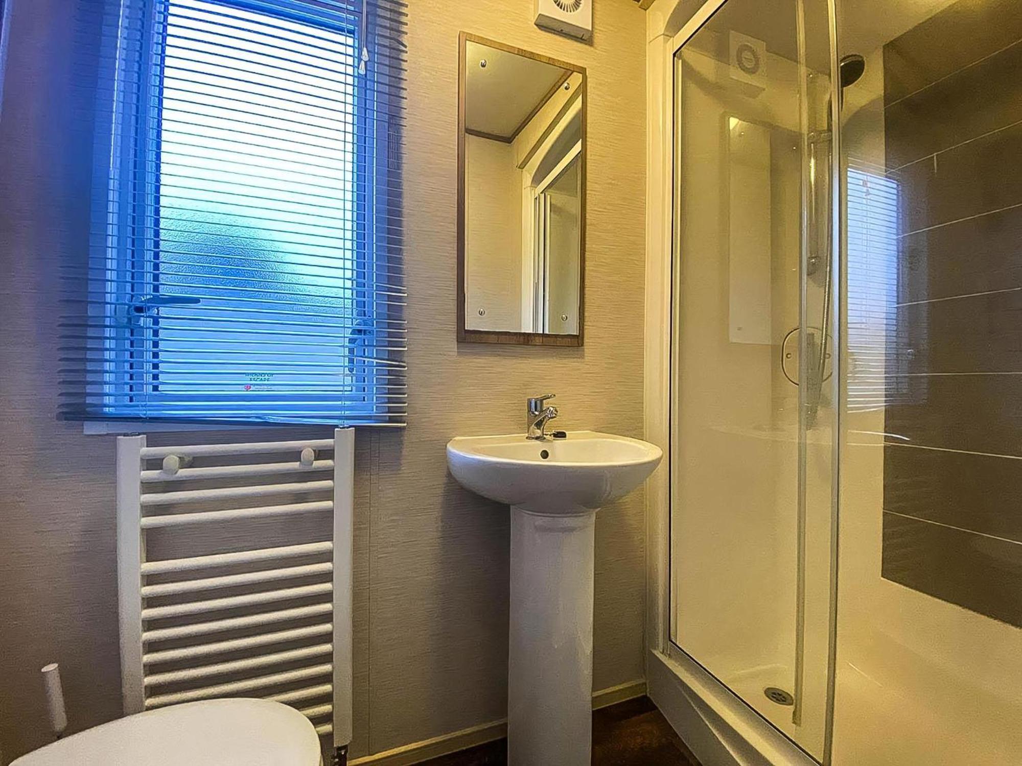 Hotel Lovely 6 Berth Caravan With Decking And Wifi In Kent, Ref 47017C Whitstable Esterno foto